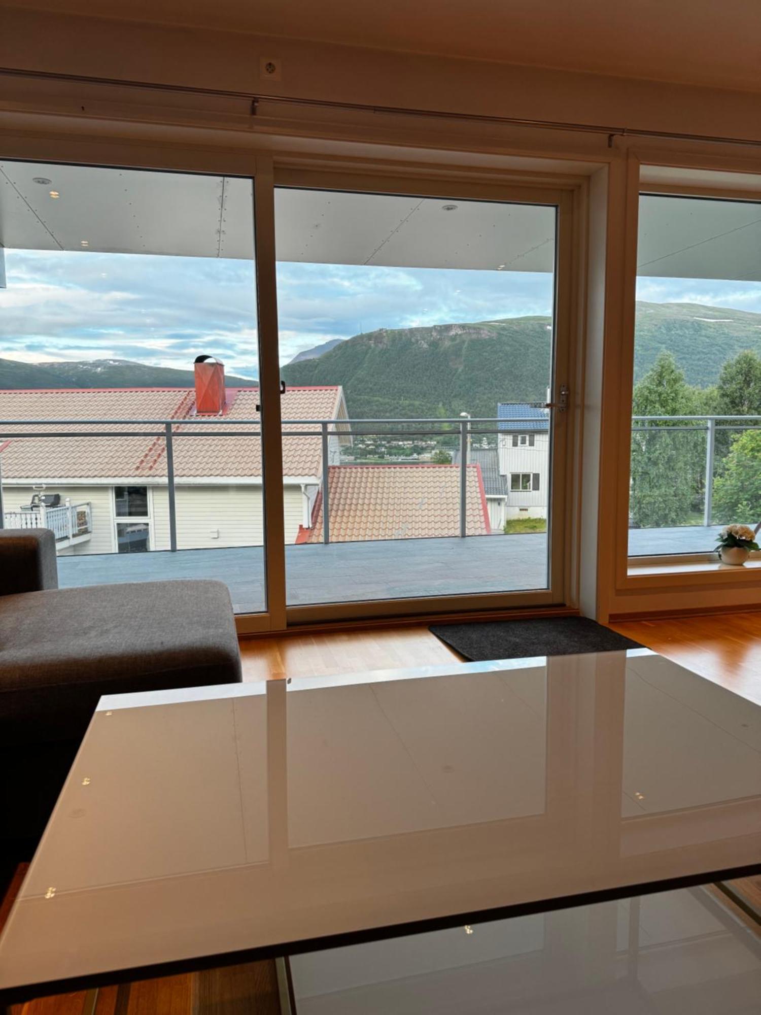 Sentral Leilighet Med Fantastisk Utsikt Tromsø Eksteriør bilde